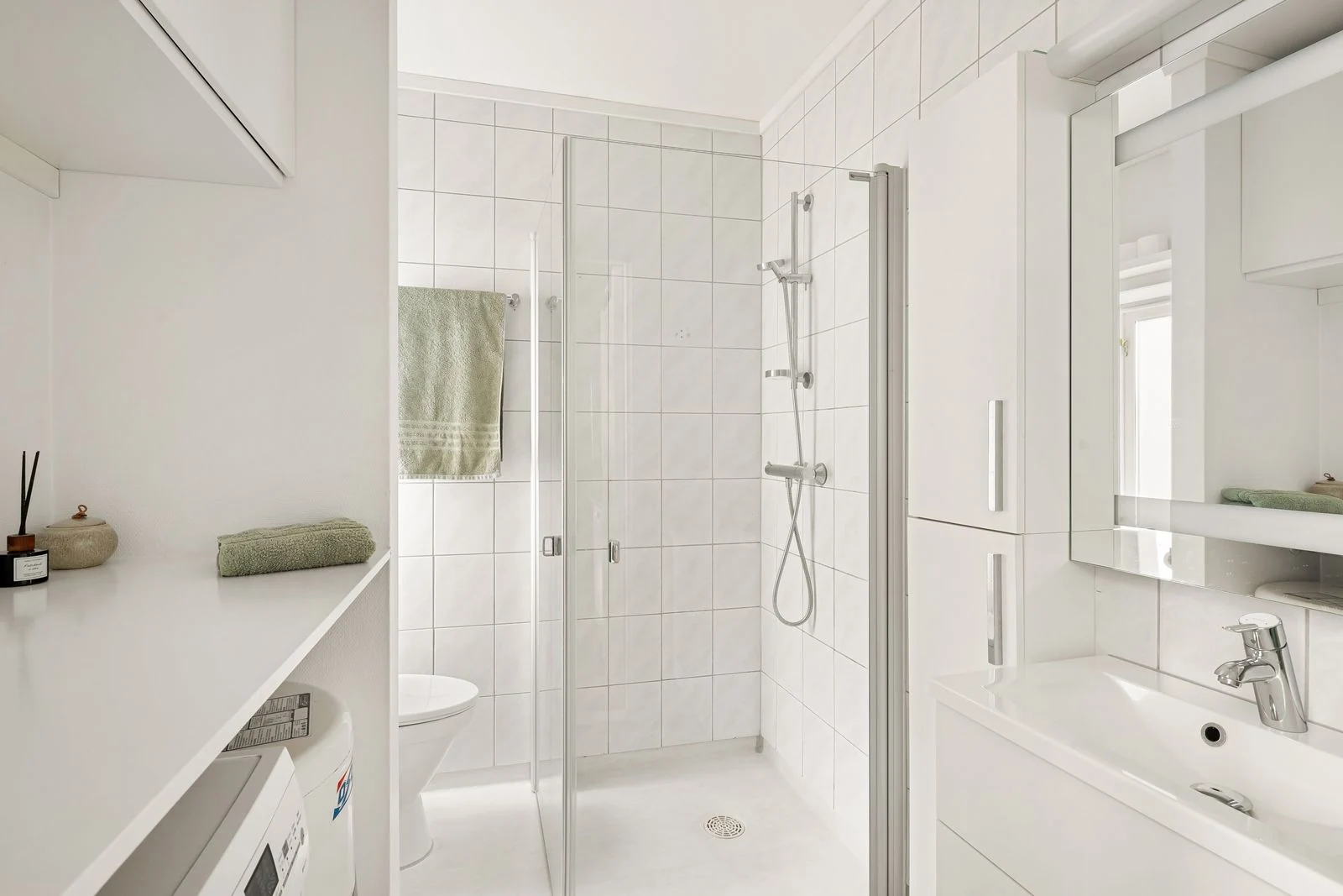 Bathroom layout and fittings