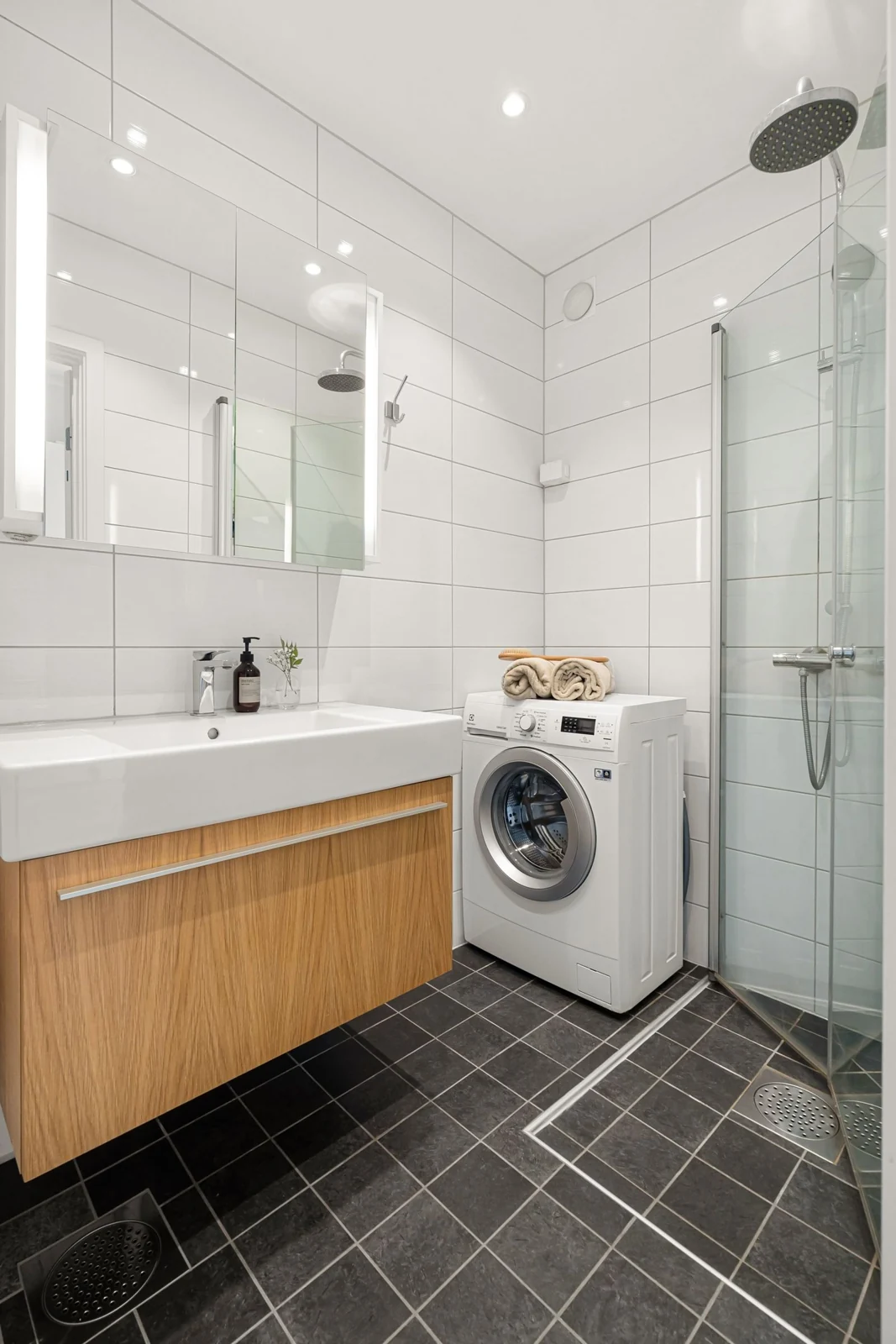 Bathroom layout and fittings