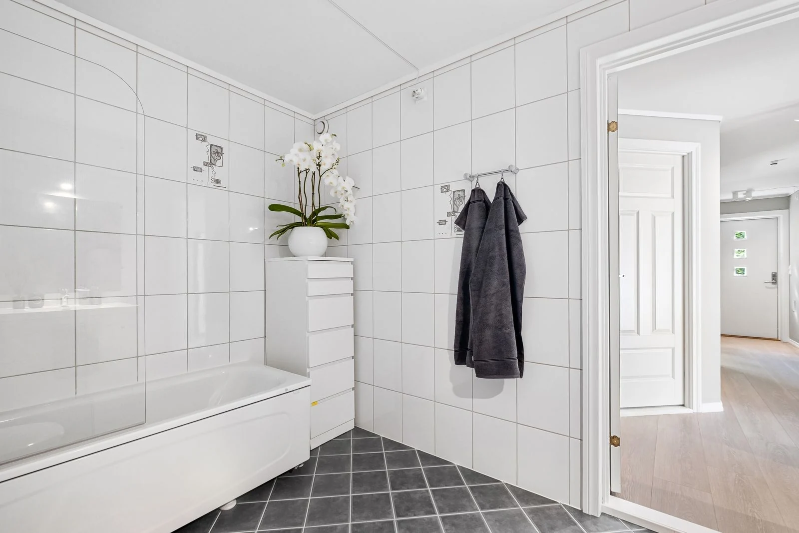 Bathroom layout and fittings