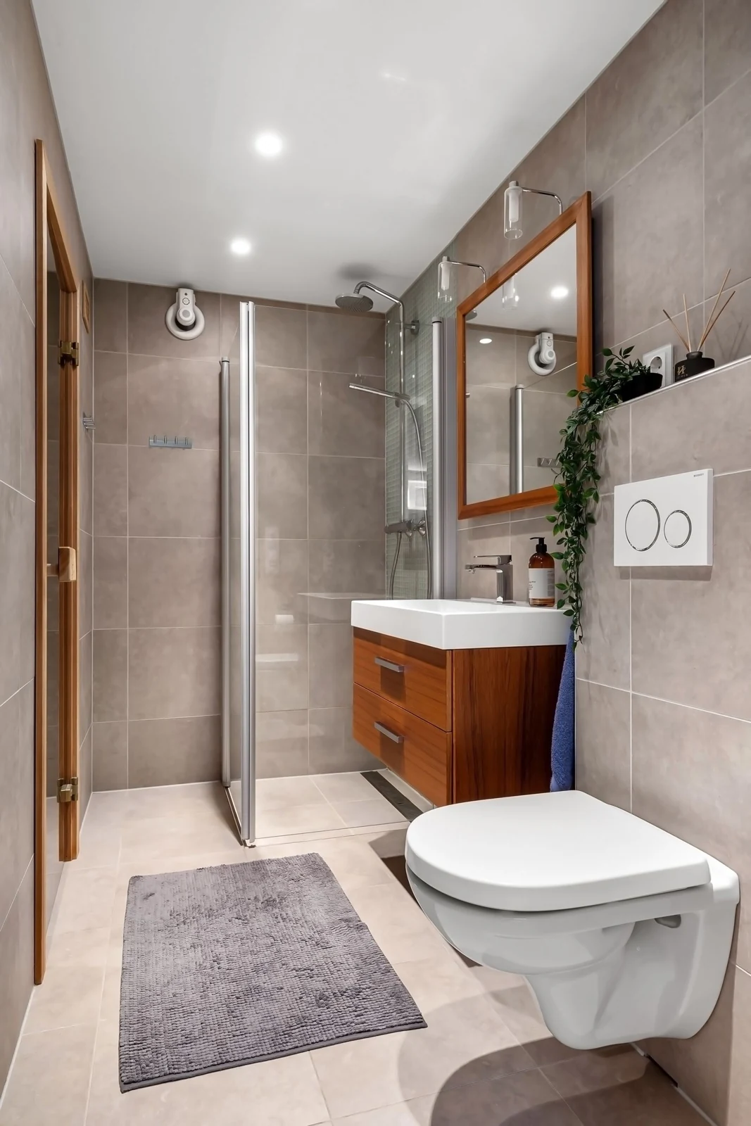 Bathroom layout and fittings
