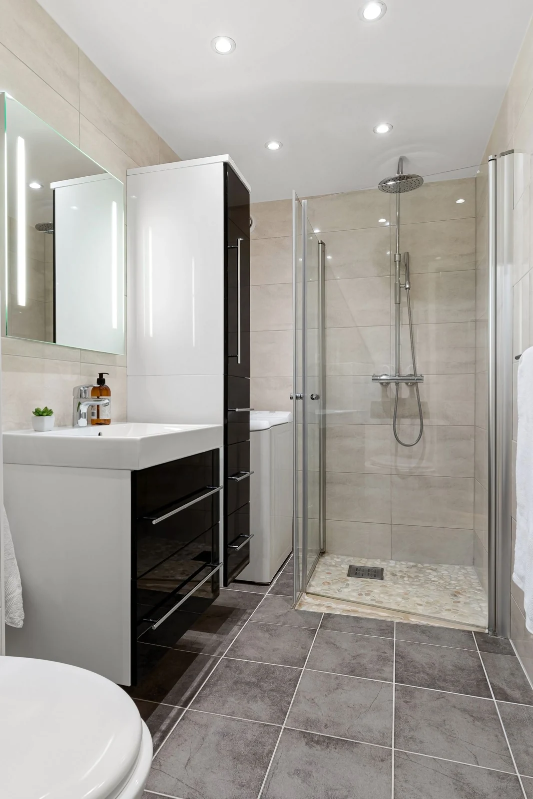 Bathroom layout and fittings