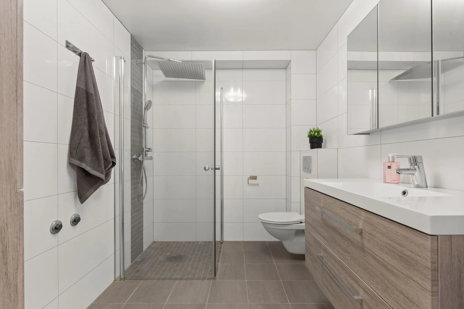 Bathroom layout and fittings