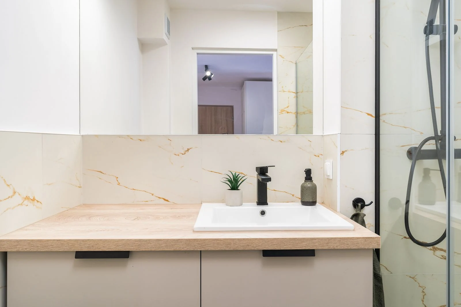 Bathroom layout and fittings