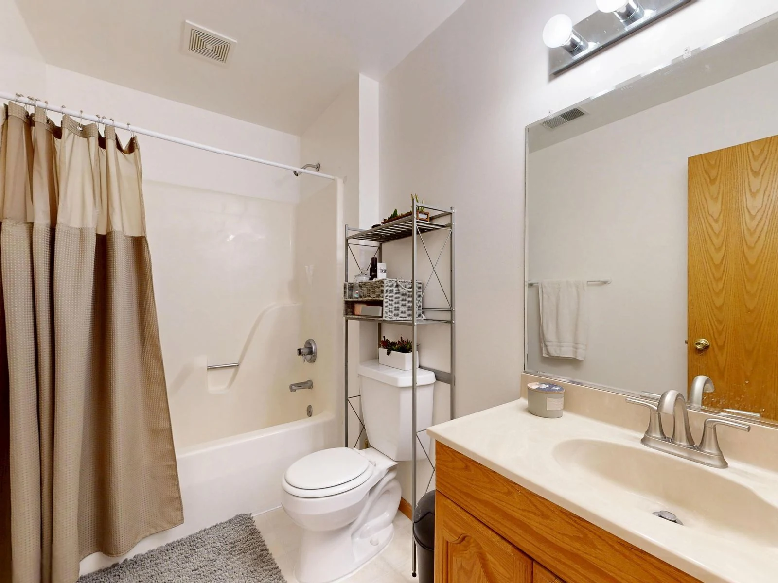 Bathroom layout and fittings