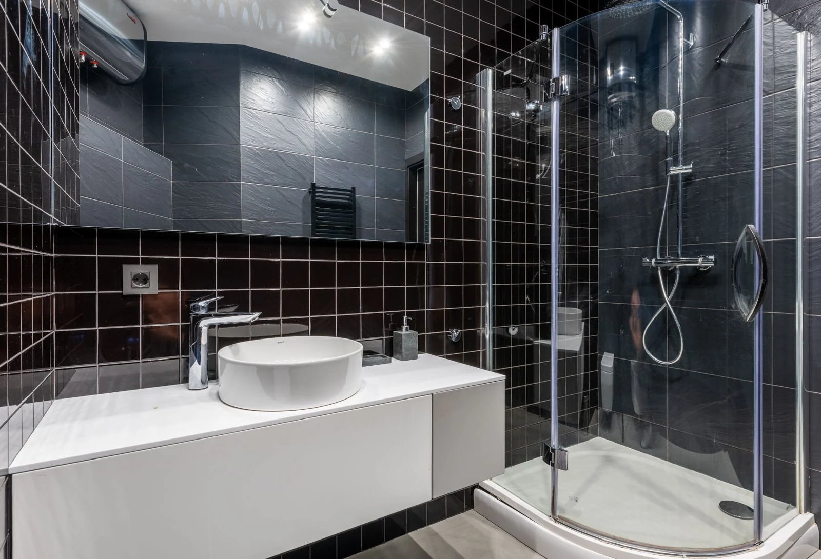 Bathroom layout and fittings