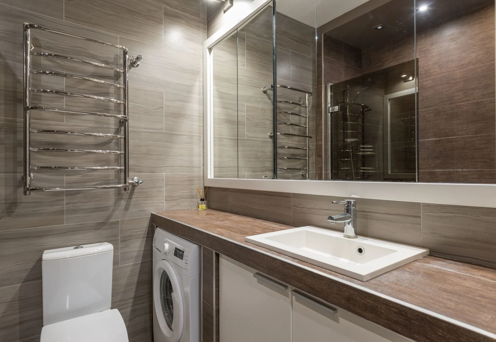 Bathroom layout and fittings