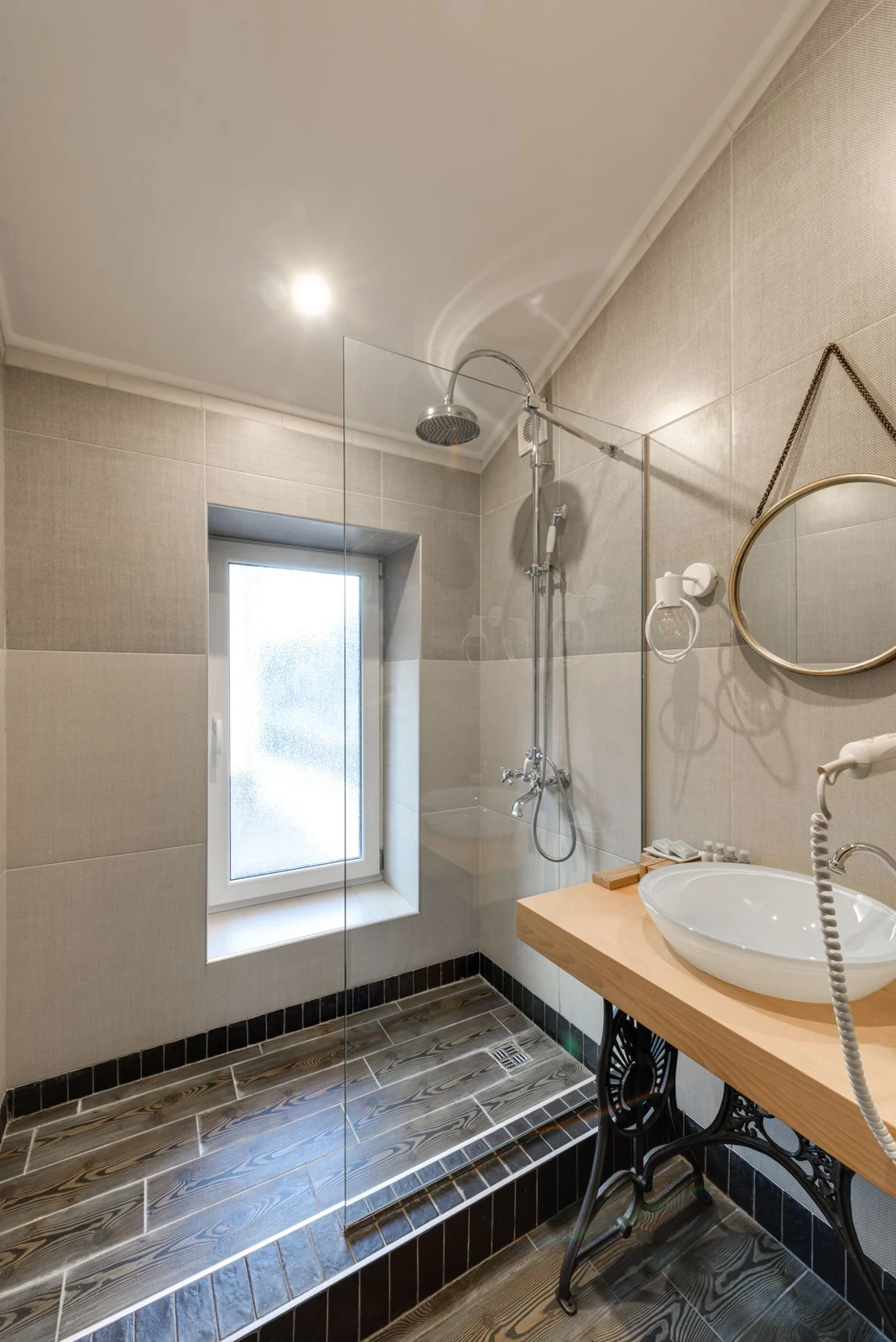 Bathroom layout and fittings