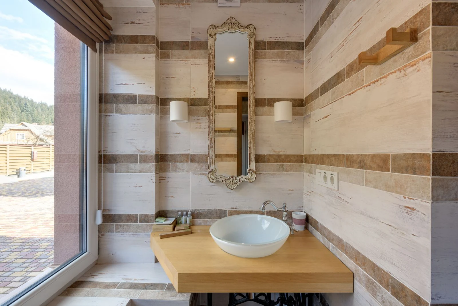 Modern bathroom interior featuring a washbasin and decorative mirror