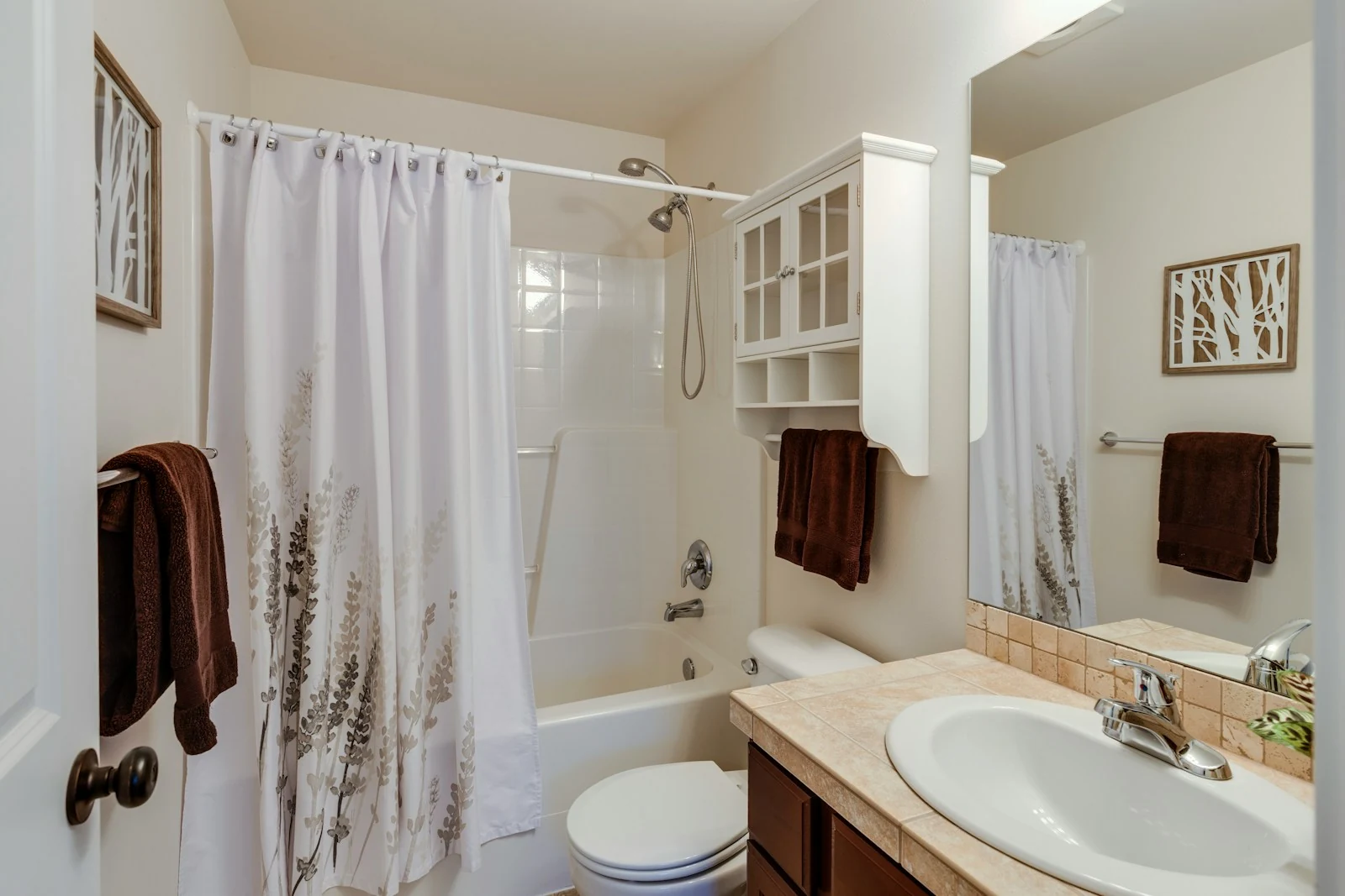 Bathroom layout and fittings